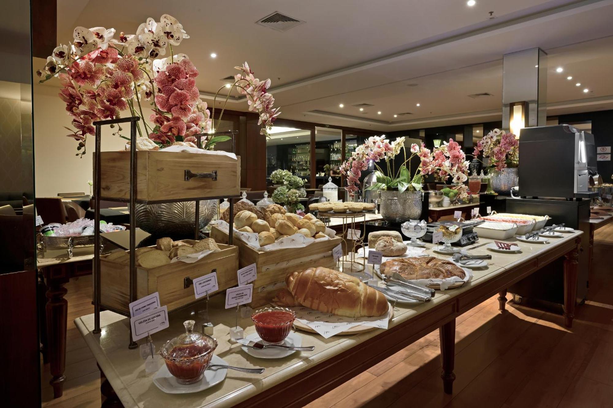 Hotel Mont Blanc Premium Ribeirão Preto Exterior foto A buffet at a hotel