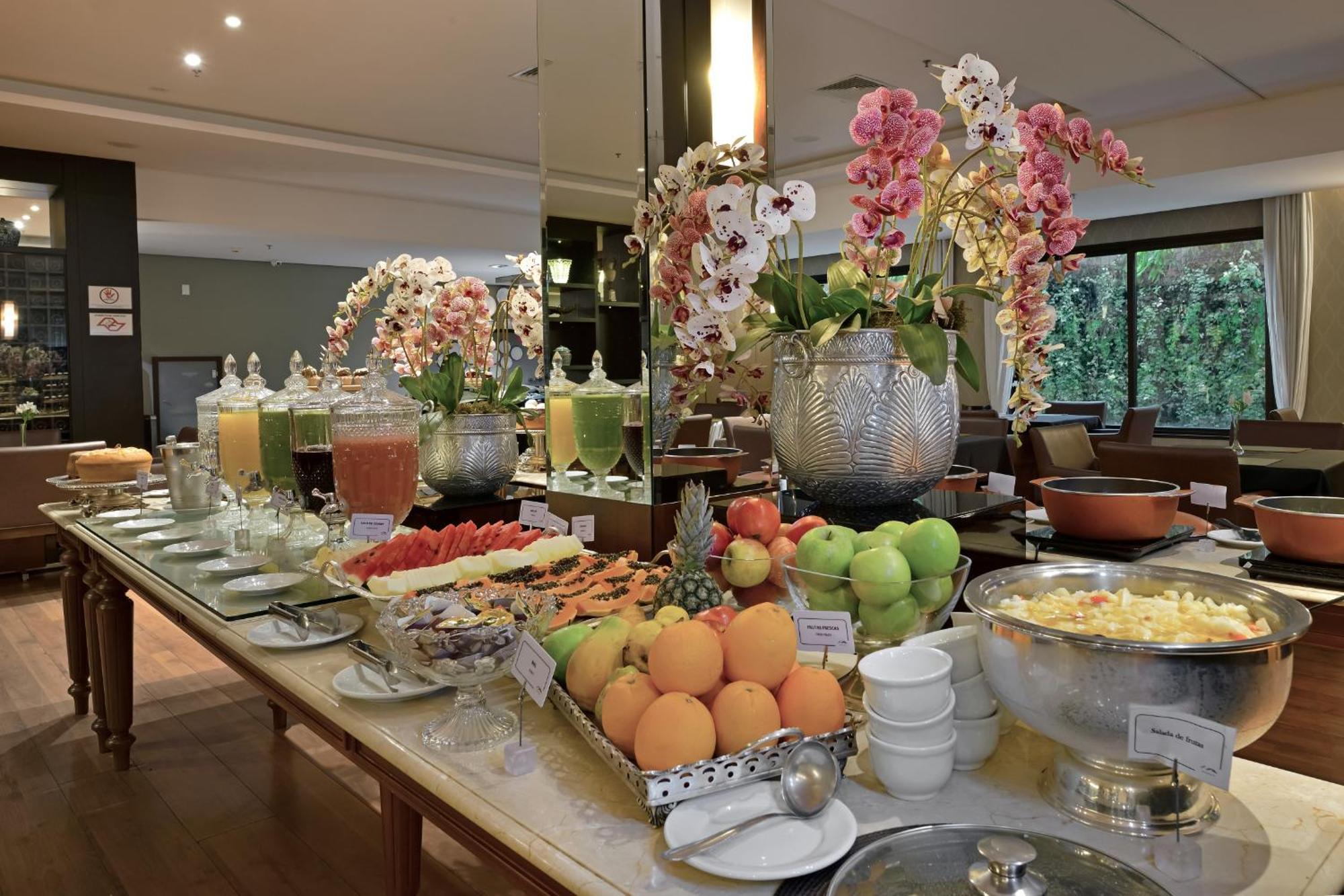 Hotel Mont Blanc Premium Ribeirão Preto Exterior foto A fruit buffet