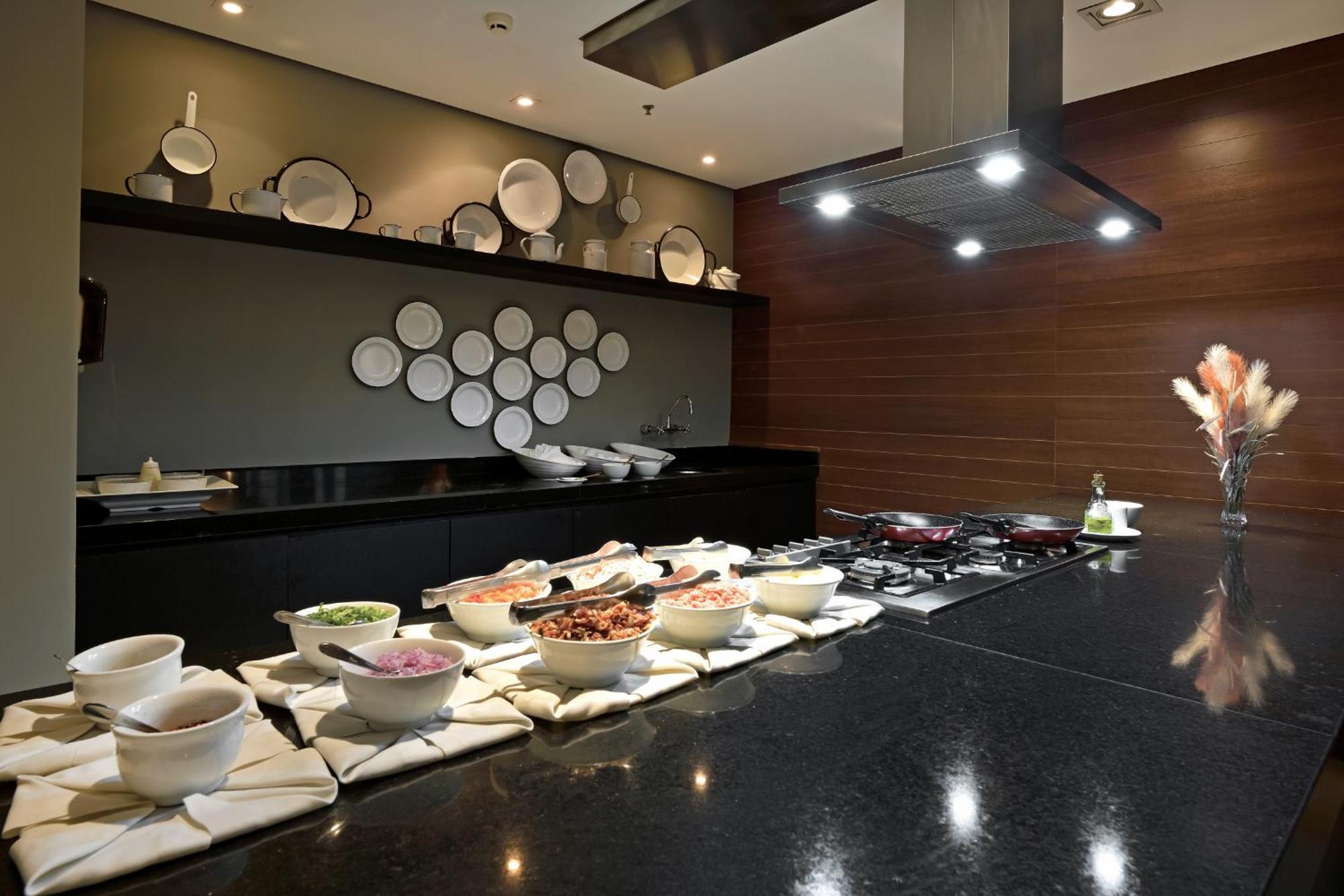 Hotel Mont Blanc Premium Ribeirão Preto Exterior foto A buffet at a hotel