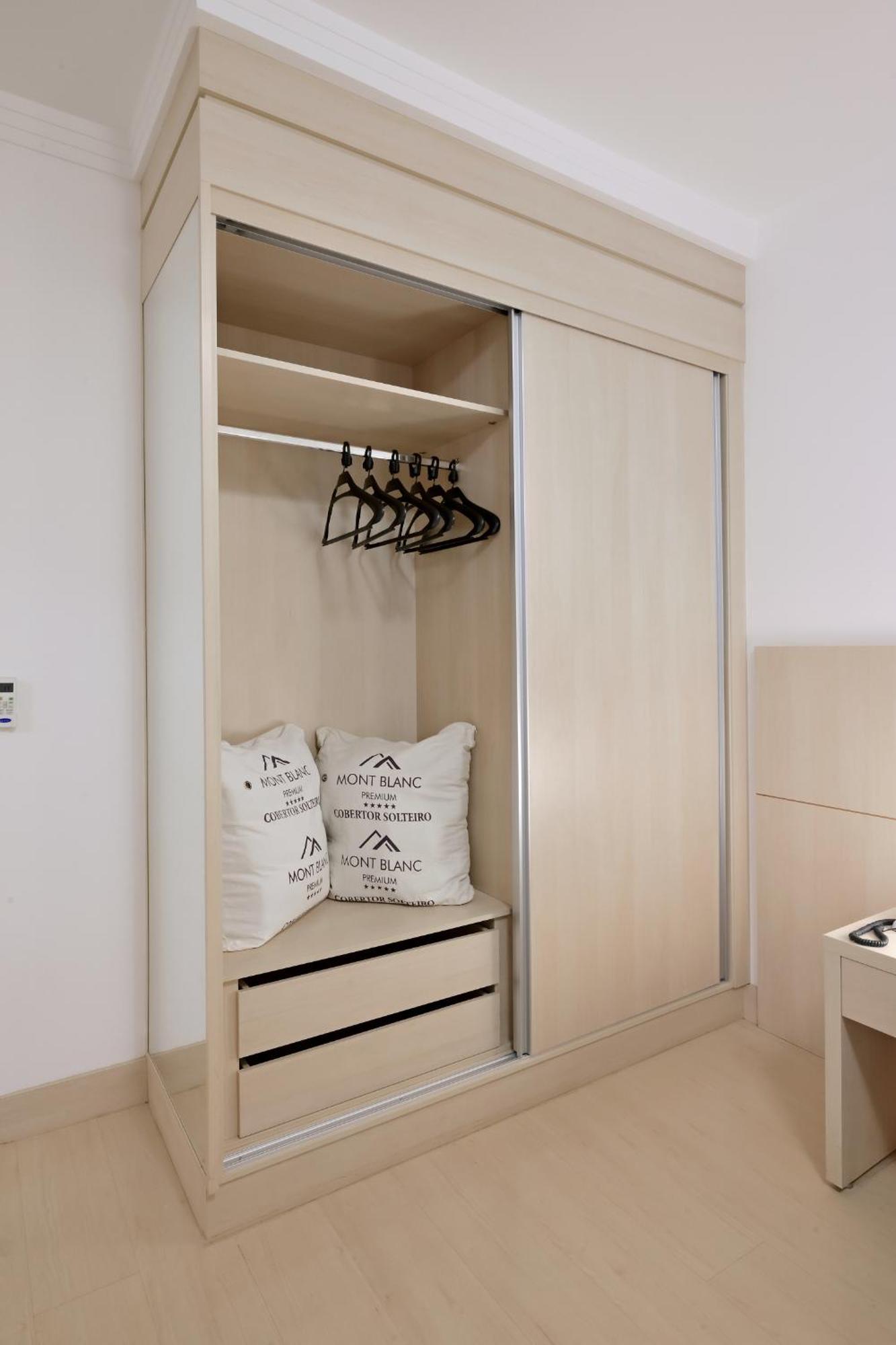 Hotel Mont Blanc Premium Ribeirão Preto Habitación foto A sliding wardrobe